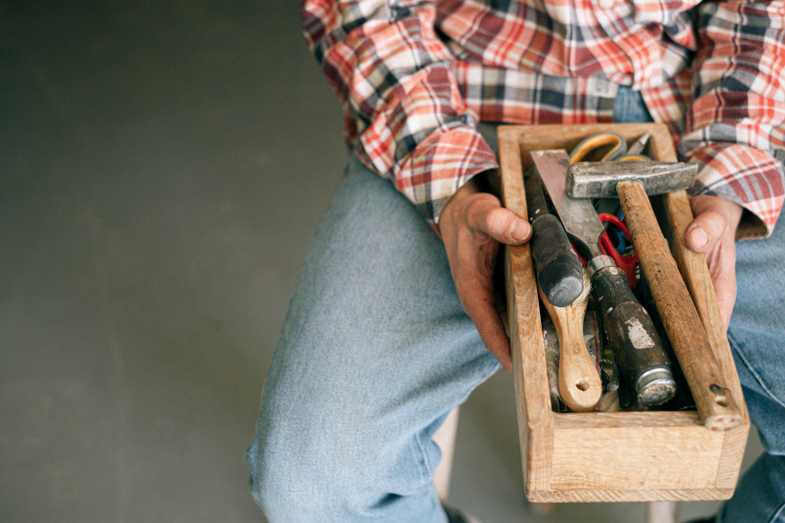 Narzędzia ręczne niezbędne w warsztacie meblarskim – od projektowania do wykończenia