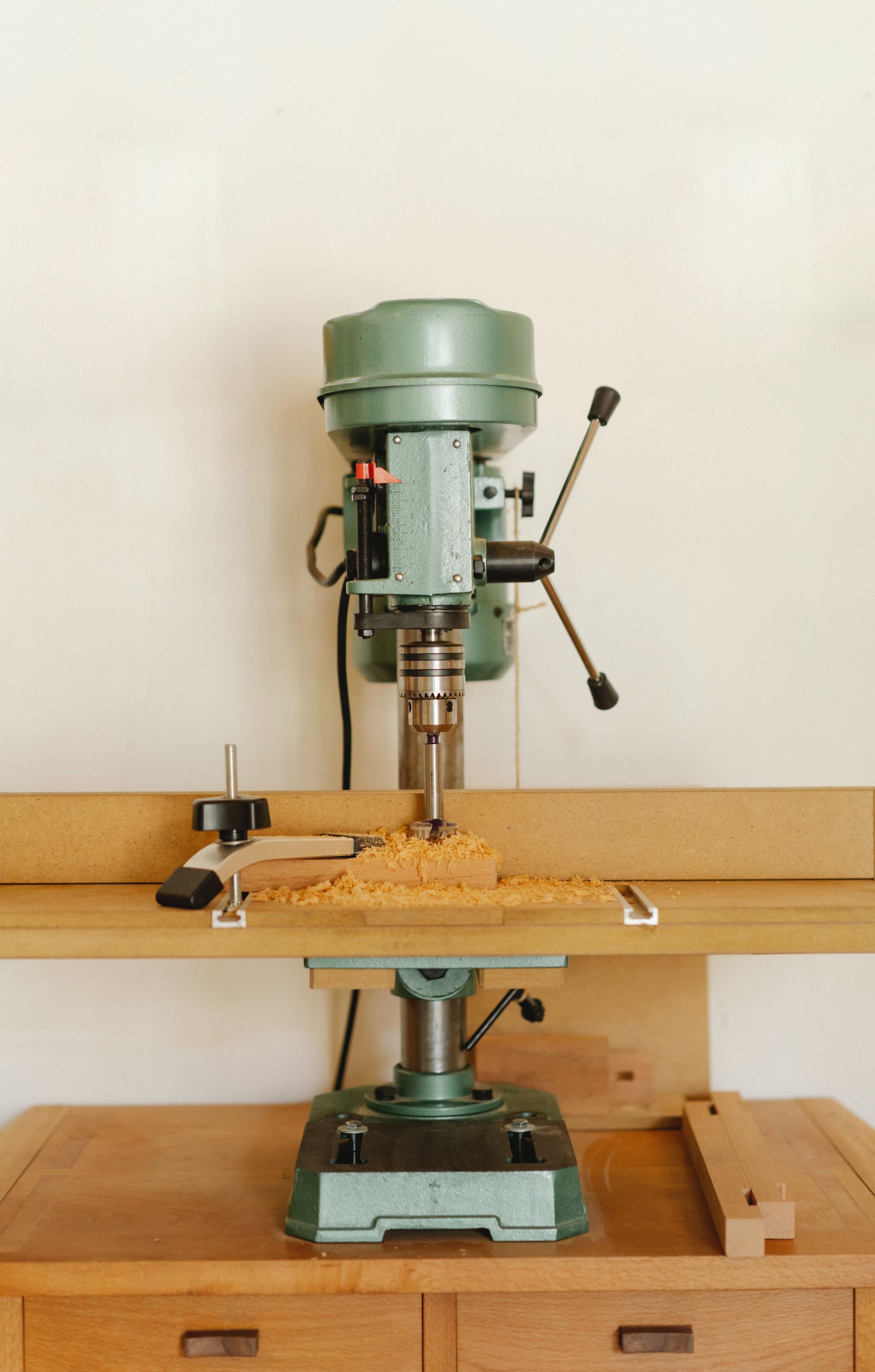 Przegląd podstawowych maszyn stolarskich wykorzystywanych w produkcji mebli na wymiar